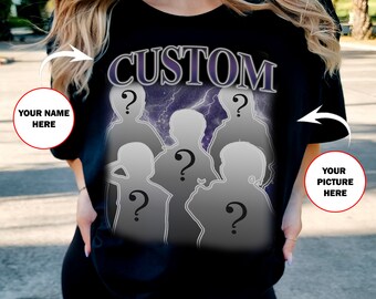 Può includere: Maglietta nera con la parola "CUSTOM" in testo viola. La maglietta presenta un design di cinque silhouette con punti interrogativi al posto dei loro volti. Il design è su uno sfondo di fulmini viola.