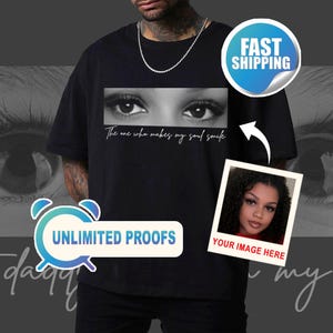 Pode incluir: Camiseta preta com uma imagem em preto e branco de olhos e o texto "The one who makes my soul smile". Uma foto com o texto "YOUR IMAGE HERE" também é mostrada. A camiseta tem gola redonda.
