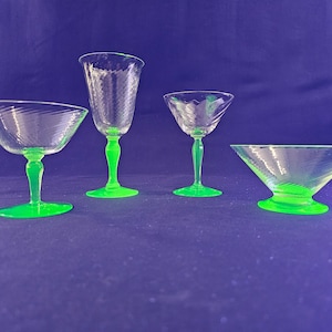 Rare Antique Set of Four Uranium Vaseline Fostoria Swirl Optic Green Stem 1930s Glasses