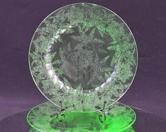 Plato de 9 pulgadas con diseño floral de flor de Pascua Jeannette de cristal verde de la década de 1930