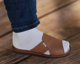 Men's leather slippers, home slippers, open-toe flip-flops by Bosaco.