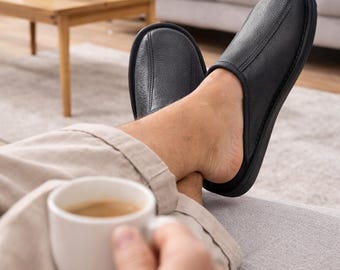 Pantuflas de piel tipo mule: Zapatos de casa cómodos y fáciles de poner para hombre.
