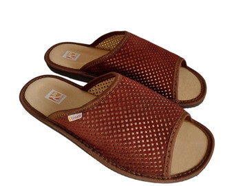 Chanclas de hombre Bosaco de piel de verano fabricadas en piel serraje marrón.zapatillas piel