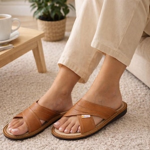 Damespantoffels van natuurlijk leer met open teen, goudbruine slippers, comfortabele sandalen voor binnen
