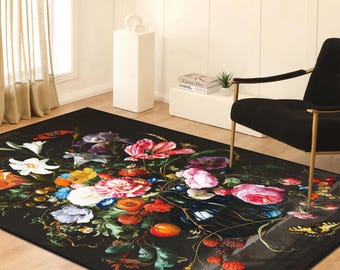 Può includere: Un tappeto rettangolare con sfondo nero e un vivace e dettagliato arrangiamento di fiori e frutti. Il design include gigli bianchi, rose rosa e rosse, frutti arancioni e una farfalla gialla, creando una composizione ricca e colorata.
