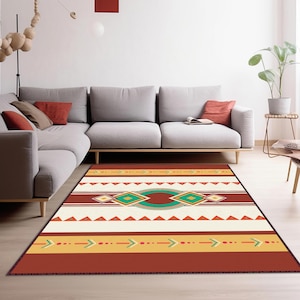 Op de afbeelding: Een rechthoekig vloerkleed met een geometrisch patroon in rood, crème, geel en groen. Het ontwerp heeft strepen, driehoeken en ruitvormen. Het vloerkleed ligt op een houten vloer in een woonkamer.