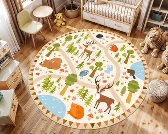 Könnte beinhalten: Ein runder Teppich mit cremefarbenem Hintergrund und einem wiederkehrenden Waldmotiv. Das Design zeigt Illustrationen von Hirschen, Füchsen, Bären und Igeln zwischen grünen Nadelbäumen, Laubbäumen, blauen Teichen und kleinen roten Pilzen.