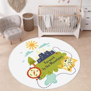 Tapis de chambre rond sur le thème de l'aventure pour décoration de chambre de bébé, tapis de jeu doux design boussole des montagnes, idée cadeau de tapis de sol pour chambre d'enfant, tapis de bébé