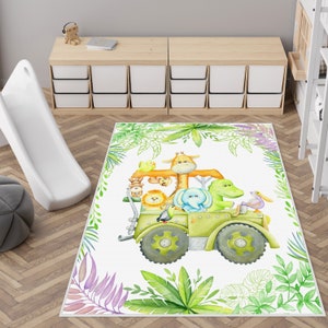 Könnte beinhalten: Ein weißer Teppich mit einem grünen Jeep, der eine Giraffe, einen Elefanten, einen Löwen, ein Krokodil und Vögel transportiert. Der Jeep ist von grünen Blättern und Blumen umgeben.