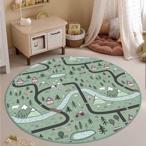 Bergwald-Abenteuer Kinderzimmerteppich, runder Teppich aus grünem Wald, runder Teppich mit Naturmotiven, Spielmatte im Sommercamp-Stil