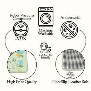 Op de afbeelding: Een afbeelding met tekst en pictogrammen die productkenmerken benadrukken. De tekst omvat "Robot Vacuum Compatible", "Machine Washable", "Antibacterial", "Kid And Pet Friendly", "High Print Quality" en "Non-Slip | Leather Sole".