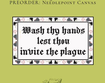 以下が含まれることがあります： ライトグリーンの背景に「Wash Thy Hands」および「PREORDER: NEEDLEPOINT CANVAS」というテキストが書かれたニードルポイントキャンバス。中央のデザインは長方形の枠で、黒い文字で「Wash thy hands lest thou invite the plague」と書かれています。下部には旗を持った犬の小さな線画があります。