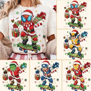 Puede incluir: Camiseta blanca con un diseño de Spider-Man vestido de Papá Noel montando en monopatín. El diseño incluye elementos navideños como una cesta de regalos, copos de nieve y bastones de caramelo. También se muestran otros personajes de Marvel.