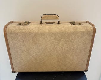 bagage vintage crème : valise Penney's Towncraft des années 50, intérieur rose