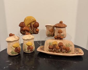 Vintage 1970er Jahre Keramik Set, Handbemaltes Keramik Set | Arnels Style Margharet G signiert | Butterdose Zuckerdose Milchkännchen Shaker Nakinhalter