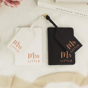 Set van 2 meneer en mevrouw gepersonaliseerde paspoorthouder en bagagelabel Huwelijkscadeau Verloving Reiscadeau Paar paspoorthouders en bagagelabels