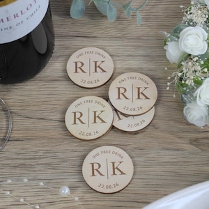 Fichas de madera personalizadas para bebidas. Vale de bebida gratis para invitados. Decoración rústica para bodas. Ficha circular.