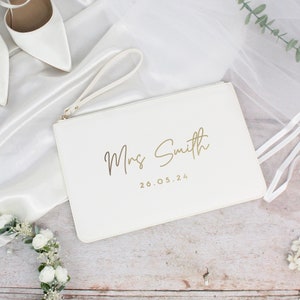 Personalisierte Frau Clutch Tasche für Braut, um personalisierte Hochzeit Tasche mit Hochzeitsdatum Handtasche Handtasche mit benutzerdefinierten verheirateten Namen Brautgeschenk