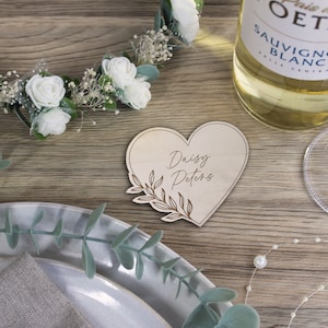 Bloemen hartvormige plaatsnaamhouders, gepersonaliseerde plaatsnamen bruiloft, trouwbedankjes, houten bruiloftsdecor, rustieke couverts tafel