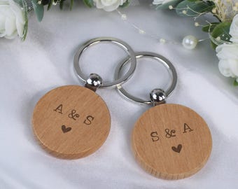 Regalo para parejas, par de llaveros para parejas, 2 llaveros personalizados con iniciales, par de llaveros con iniciales para parejas, regalo para casa nueva con iniciales.