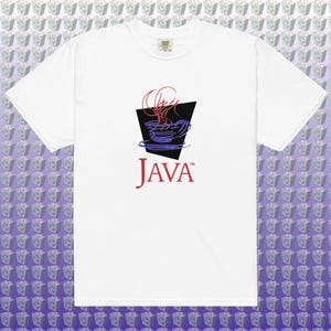 Może przedstawiać: Biała koszulka z wystylizowanym wzorem filiżanki kawy w kolorze czerwonym i niebieskim, na czarnym trójkącie. Słowo "JAVA" jest wydrukowane na czerwono poniżej. Koszulka wykonana jest z miękkiego, wygodnego materiału.