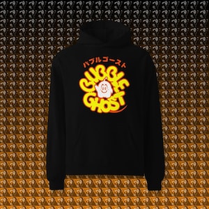 Pode incluir: Camisola de capuz preta com um gráfico amarelo e laranja de um fantasma com o texto "Bubble Ghost" e o texto japonês "バブルゴースト" acima do fantasma.