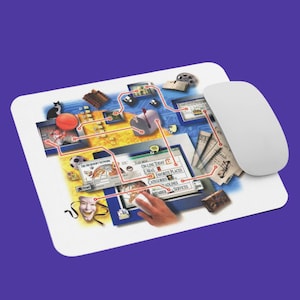 Puede incluir: Una alfombrilla de ratón blanca con un diseño colorido que presenta una pantalla de ordenador con el texto "Online Today: E-mail, Favorite Places, Categories, Airlines, Member Services". El diseño también incluye una pelota de baloncesto, un gato, un periódico y un globo terráqueo.