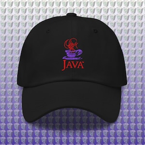 Może przedstawiać: Czarna czapka bejsbolowa z zakrzywionym daszkiem. Czapka ma haftowany wzór filiżanki kawy z parą i napisem "JAVA" w czerwonej i fioletowej nici. Klasyczny, swobodny styl.