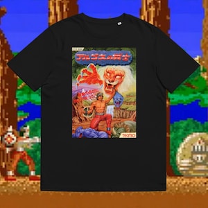 Pode incluir: Camiseta preta com um design de videogame retrô com um leão e um guerreiro. O texto na camiseta diz "アルマジの騎士" e "TECMO".
