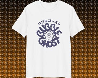 Puede incluir: Camiseta blanca con un gráfico morado de un fantasma de dibujos animados con el texto "Bubble Ghost" y el texto japonés "バブルゴースト" sobre el fantasma.
