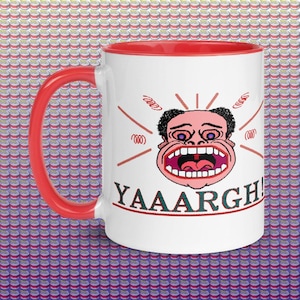 Pode incluir: Caneca de café de cerâmica branca com uma borda vermelha. A caneca apresenta uma ilustração de desenho animado de uma pessoa com uma boca grande gritando "YAAARGH!" com ondas sonoras saindo da boca.