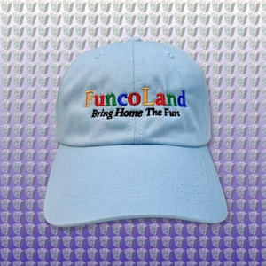 Może przedstawiać: Jasnoniebieska czapka z daszkiem z haftowanym napisem "FuncoLand Bring Home The Fun" w kolorowych literach.