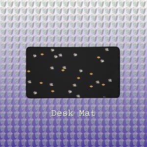 Könnte beinhalten: Schwarze rechteckige Schreibtischunterlage mit einem sich wiederholenden Muster aus kleinen, weißen und goldenen Symbolen. Die Worte "Desk Mat" sind unten auf der Matte in Weiß aufgedruckt. Der Hintergrund ist ein sich wiederholendes Muster aus weißen und grünen Symbolen auf einem lila Farbverlauf.