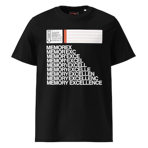 Pode incluir: Camiseta preta com um gráfico branco de uma fita cassete e o texto "MEMOREX MEMORY EXCELLENCE" repetido em tamanho decrescente.