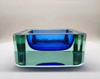 Gran cubo cuadrado de cristal de Murano, hecho a mano en la década de 1960. Fabricado en Italia.