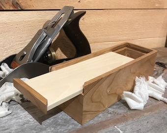 Caixa para canetas/lápis/lembranças/joias feita à mão em madeira de cerejeira com manchas, presente de alta qualidade, peça única, fabricada com orgulho nos EUA.