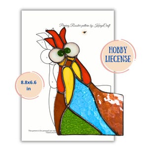 Könnte beinhalten: Ein Glasmalerei-Hahnmuster mit roten, gelben, blauen, grünen und braunen Farben. Das Design ist 22,3 x 16,8 cm groß. Der Text "Peeping Rooster pattern by KargaCraft" und "HOBBY LIECENSE" sind sichtbar.