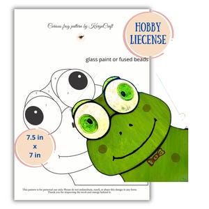 Puede incluir: Un patrón de manualidades de rana titulado Curious frog pattern by KargaCraft, con un dibujo de líneas en blanco y negro y una ilustración de rana verde con ojos grandes, mide 7.5 in x 7 in, etiquetado como Hobby License.