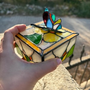 Portagioielli in vetro colorato, portagioielli in vetro tesoro, portagioielli a farfalla, organizer in vetro Tiffany unico, regalo per lei, regalo in vetro prezioso