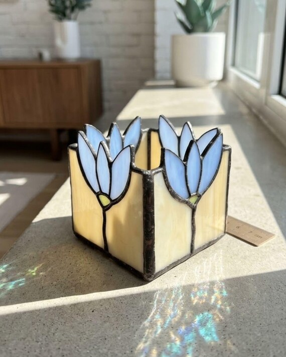 Handgefertigter Teelichthalter aus Buntglas mit Blumenmotiv der Hoffnung – ein Glücksbringer