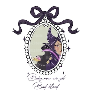 Peut inclure: Une illustration en noir et blanc de Mal&eacute;fique de La Belle au bois dormant de Disney. Elle est repr&eacute;sent&eacute;e dans une robe violette et noire avec une couronne et des cornes. Elle tient un corbeau dans ses bras. L'image est encadr&eacute;e dans un ovale noir et blanc avec un n&oelig;ud noir en haut. Le texte "Baby now we got Bad blood" est &eacute;crit sous l'image.