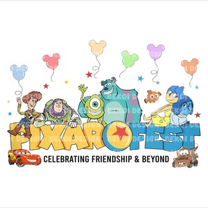 Könnte beinhalten: Eine bunte Illustration beliebter Pixar-Charaktere, darunter Woody, Buzz Lightyear, Mike Wazowski, Sulley, Dory sowie Freude und Traurigkeit aus Alles steht Kopf. Die Figuren sitzen auf dem Wort "PIXARFEST" mit dem Text "Celebrating Friendship & Beyond" darunter. Das Bild ist mit bunten Luftballons und Sternen verziert.
