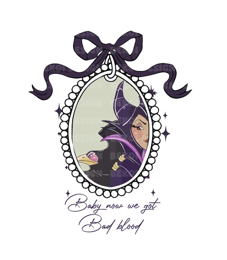 Peut inclure: Une illustration en noir et blanc de Mal&eacute;fique de La Belle au bois dormant de Disney. Elle est repr&eacute;sent&eacute;e dans une robe violette et noire avec une couronne et des cornes. Elle tient un corbeau dans ses bras. L'image est encadr&eacute;e dans un ovale noir et blanc avec un n&oelig;ud noir en haut. Le texte "Baby now we got Bad blood" est &eacute;crit sous l'image.