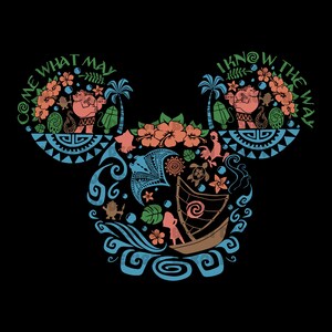 Peut inclure: Graphique noir repr&eacute;sentant une t&ecirc;te de Mickey Mouse stylis&eacute;e remplie d'illustrations d'inspiration polyn&eacute;sienne. Le motif comprend des &eacute;l&eacute;ments floraux, un bateau et les phrases "COME WHAT MAY" et "I KNOW THE WAY". Le th&egrave;me g&eacute;n&eacute;ral est une aventure tropicale.