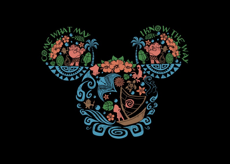 Peut inclure: Graphique noir repr&eacute;sentant une t&ecirc;te de Mickey Mouse stylis&eacute;e remplie d'illustrations d'inspiration polyn&eacute;sienne. Le motif comprend des &eacute;l&eacute;ments floraux, un bateau et les phrases "COME WHAT MAY" et "I KNOW THE WAY". Le th&egrave;me g&eacute;n&eacute;ral est une aventure tropicale.