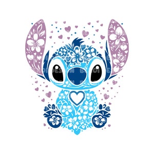 Pode incluir: Ilustração estilizada de Stitch, com um design floral em tons de azul e roxo. As orelhas e o corpo do personagem são adornados com flores e corações, sobre um fundo branco. O design incorpora o texto "DESIGN BOTIQUE".