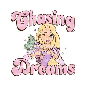 Pode incluir: Uma ilustra&ccedil;&atilde;o rosa e branca de uma princesa com cabelo longo e loiro e um camale&atilde;o verde no ombro. A princesa est&aacute; fazendo um cora&ccedil;&atilde;o com as m&atilde;os. O texto "Chasing Dreams" est&aacute; escrito em letras rosa acima de sua cabe&ccedil;a.