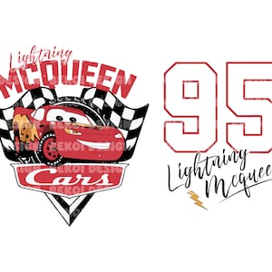 Może przedstawiać: Czerwony samochód wyścigowy z napisami "Lightning McQueen" i "Cars" w czarno-białym wzorze szachownicy. Numer 95 jest czerwony z napisami "Lightning McQueen" w kolorze czarnym.