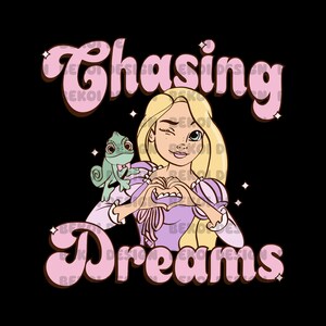 Pode incluir: Uma ilustra&ccedil;&atilde;o de desenho animado de uma princesa com cabelo longo e loiro e um camale&atilde;o verde no ombro. A princesa est&aacute; fazendo um cora&ccedil;&atilde;o com as m&atilde;os. O texto "Chasing Dreams" est&aacute; escrito em letras cor-de-rosa acima de sua cabe&ccedil;a.