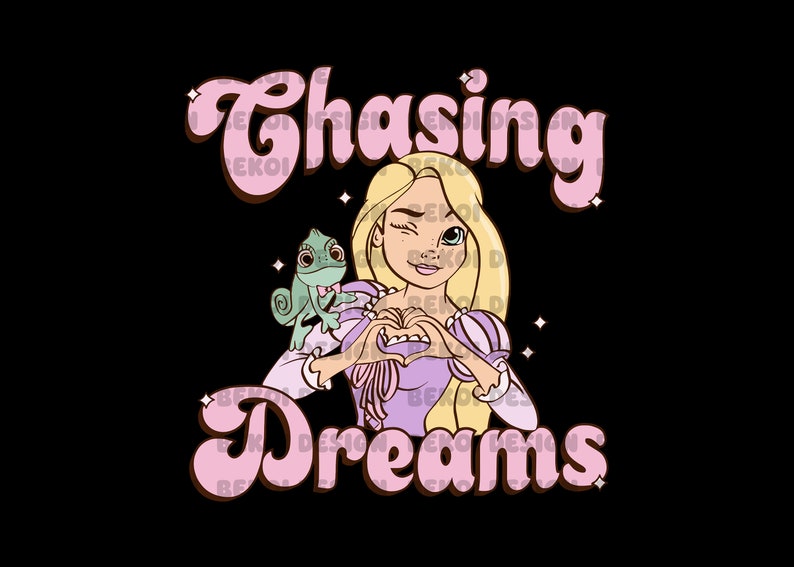 Pode incluir: Uma ilustra&ccedil;&atilde;o de desenho animado de uma princesa com cabelo longo e loiro e um camale&atilde;o verde no ombro. A princesa est&aacute; fazendo um cora&ccedil;&atilde;o com as m&atilde;os. O texto "Chasing Dreams" est&aacute; escrito em letras cor-de-rosa acima de sua cabe&ccedil;a.